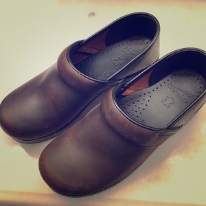 Dansko clogs dark brown size 38 NWOT